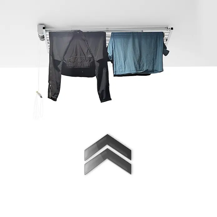 Foxydry Deckenwäschetrockner Mini 150 Weiß - L x B: 54 x 152 cm, Weiß - Deckenmontierter silberner Wäscheständer mit Seilzugsystem, an dem eine schwarze Jacke und ein blaues T-Shirt hängen.