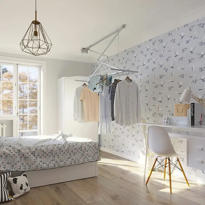 Foxydry Deckenwäschetrockner Mini 150 Weiß - L x B: 54 x 152 cm, Weiß - Weißer Deckenwäscheständer mit verschiedenen Kleidungsstücken zum Trocknen in einem hellen Schlafzimmer.