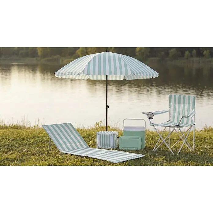 Strandschirm - Weiß/Türkis, Durchmesser Bespannung: 180 cm - Minzgrün-weiß gestreiftes Outdoor-Freizeitset mit Sonnenschirm, Stuhl, Matte und Kühlboxen am See.