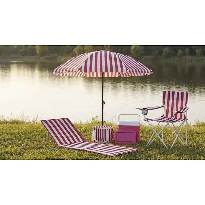 Strandschirm - Weiß/Pink, Durchmesser Bespannung: 180 cm - Ein rot-weiß gestreifter Sonnenschirm, Klappstuhl, Matte und Kühltasche, mit zwei pinken Kühlboxen, auf Gras an einem See.