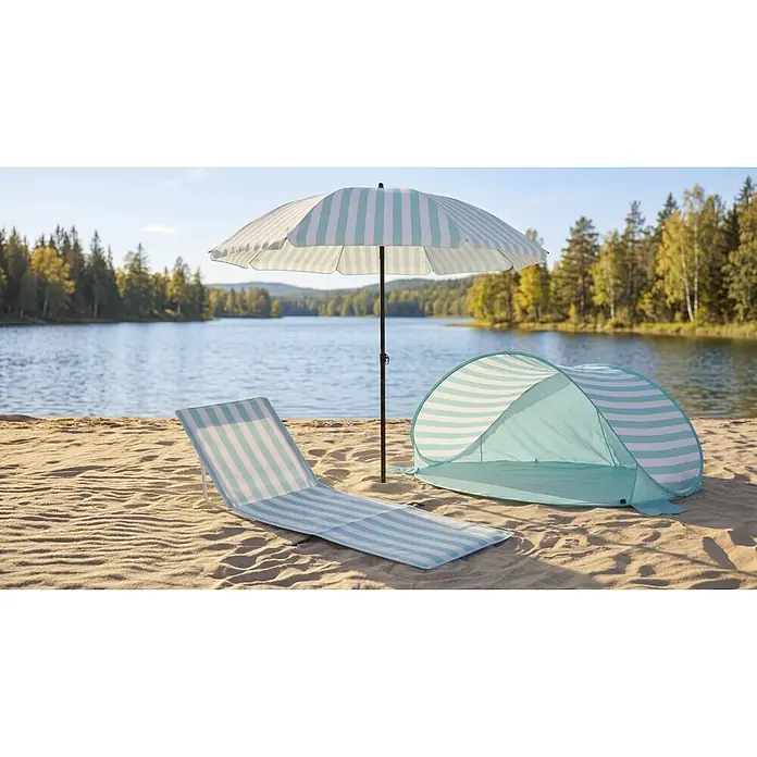 Strandschirm - Weiß/Türkis, Durchmesser Bespannung: 180 cm - Hellblau-weiß gestreifter Strandsonnenschirm, Matte und Zelt am sandigen Seeufer.