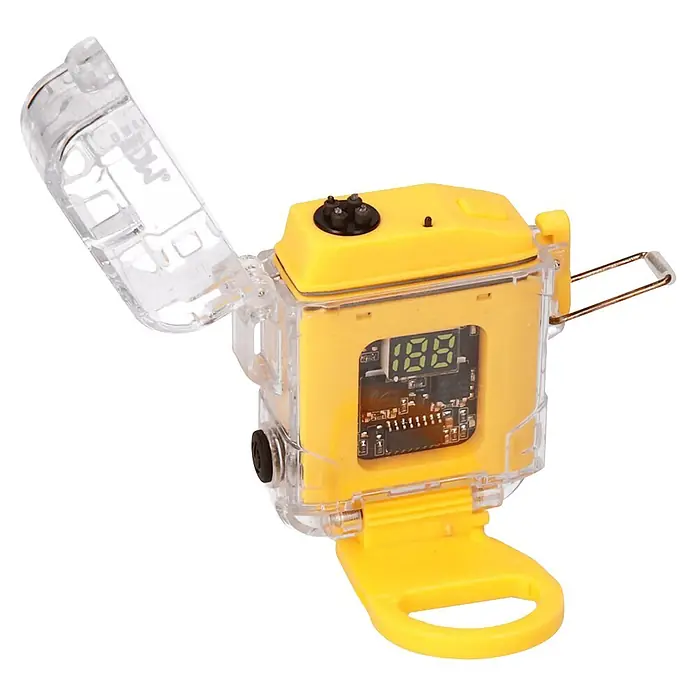 Linterna táctica con mechero - 5,9 x 3 x 7,3 cm, 100 lm - 500 lm, IP44 - Estuche impermeable abierto de plástico amarillo y transparente con un dispositivo que muestra '188' en su pantalla digital.