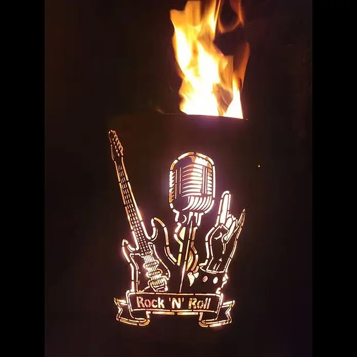 TiKo-Design Holzkohlegrill Feuertonne-Rock n Roll -  - Metall-Feuerschale mit Rock 'N' Roll Design: Gitarre, Mikrofon und Hand-Cut-Outs, von Flammen hell erleuchtet.