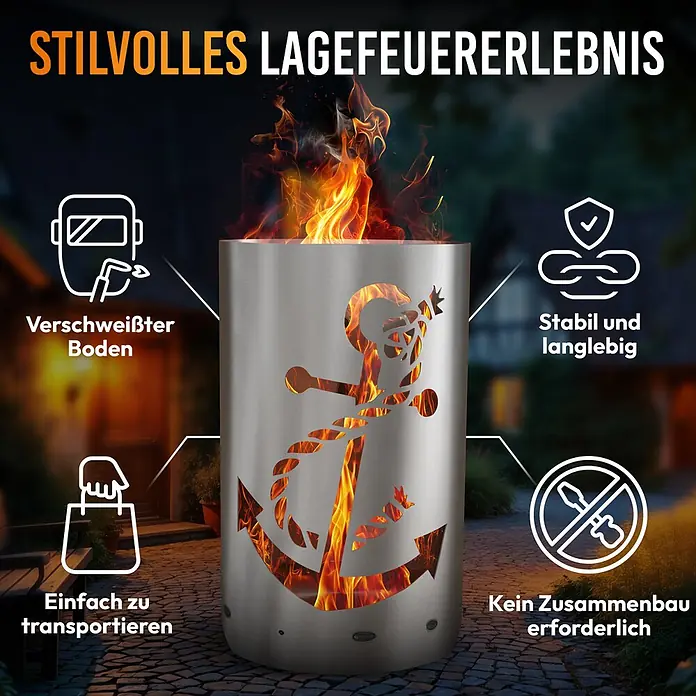 TiKo-Design Holzkohlegrill Feuertonne-Anker - Grau - Edelstahl-Feuerschale mit Anker-Cutout-Design, brennend mit Flammen in einer abendlichen Gartenumgebung.
