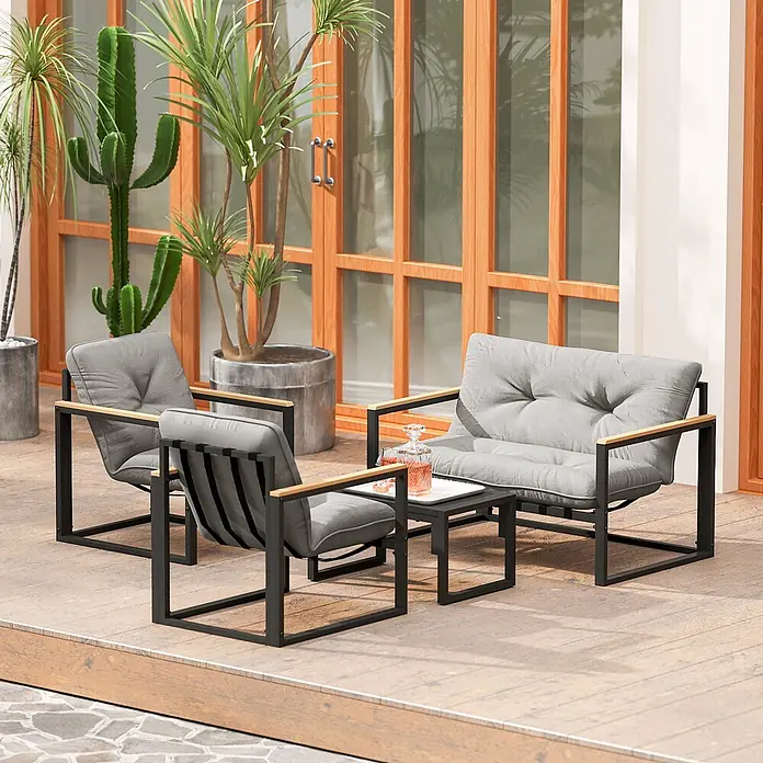 Outsunny Loungemöbel-Set - 4 -tlg., Stahl, Polyester, Schaumstoff, Sitzkissen, Hellgrau - Eine Outdoor-Sitzgruppe mit schwarzen Metallrahmen, hellgrauen Kissen und Holzarmlehnen auf einer Holzterrasse.