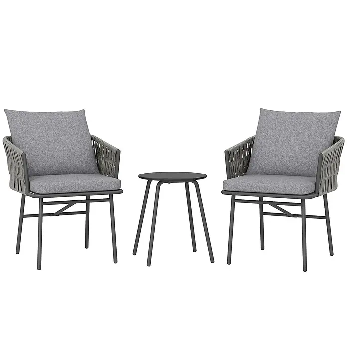 Outsunny Loungemöbel-Set mit Tisch - 3 -tlg., Stahl, Polyester, PE-Rattan, Schaumstoff, Grau - Zwei dunkelgraue Outdoor-Stühle mit grauen Stoffkissen und geflochtenen Armlehnen, die einen runden dunkelgrauen Metall-Beistelltisch flankieren.