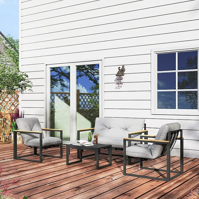 Outsunny Loungemöbel-Set - 4 -tlg., Stahl, Polyester, Schaumstoff, Sitzkissen, Hellgrau - Ein 3-teiliges Outdoor-Patioset mit grauen Kissen, schwarzen Metallrahmen und Holzarmlehnen, ideal für Terrasse oder Garten.