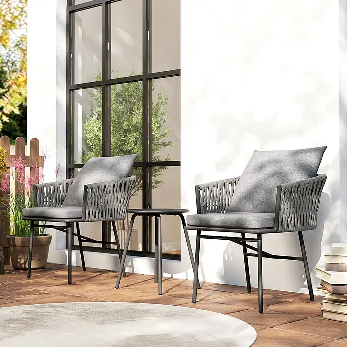 Outsunny Loungemöbel-Set mit Tisch - 3 -tlg., Stahl, Polyester, PE-Rattan, Schaumstoff, Grau - Zwei graue geflochtene Outdoor-Stühle mit Kissen und Beistelltisch auf einer Terrasse.