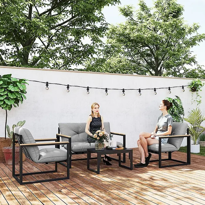 Outsunny Loungemöbel-Set - 4 -tlg., Stahl, Polyester, Schaumstoff, Sitzkissen, Hellgrau - Outdoor-Loungeset mit grauen Polstern, schwarzem Metallgestell und Holzarmlehnen auf einer Holzterrasse.