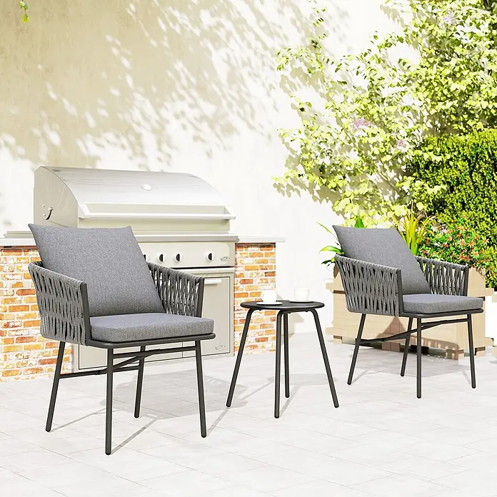 Outsunny Loungemöbel-Set mit Tisch - 3 -tlg., Stahl, Polyester, PE-Rattan, Schaumstoff, Grau - Zwei graue Terrassenstühle mit geflochtenen Seildetails und ein schwarzer Beistelltisch.