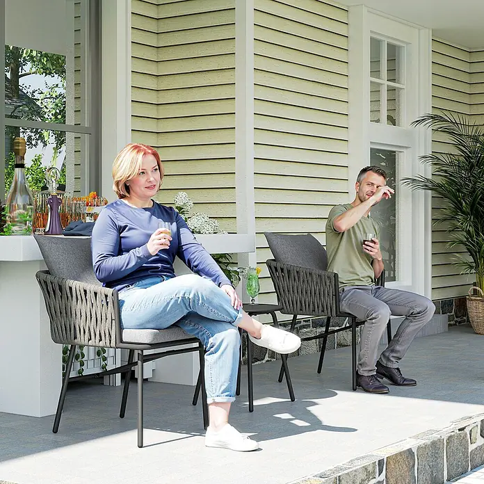 Outsunny Loungemöbel-Set mit Tisch - 3 -tlg., Stahl, Polyester, PE-Rattan, Schaumstoff, Grau - Zwei dunkelgraue Outdoor-Stühle mit geflochtenen Seilrückenlehnen und weichen Kissen, auf einer Veranda gezeigt.