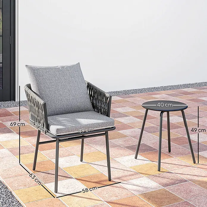 Outsunny Loungemöbel-Set mit Tisch - 3 -tlg., Stahl, Polyester, PE-Rattan, Schaumstoff, Grau - Grauer Outdoor-Stuhl mit geflochtener Rückenlehne und Kissen, daneben ein dunkler runder Beistelltisch. Beide mit dunklem Metallrahmen.