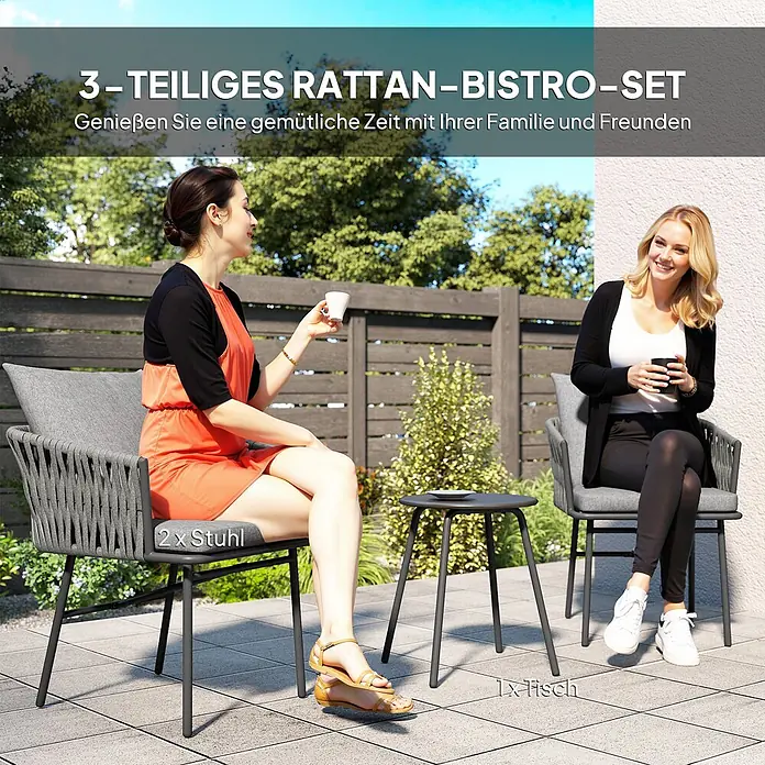 Outsunny Loungemöbel-Set mit Tisch - 3 -tlg., Stahl, Polyester, PE-Rattan, Schaumstoff, Grau - Graues 3-teiliges Rattan-Bistro-Set mit zwei Stühlen und einem Tisch, von zwei Frauen auf einer Terrasse genutzt.