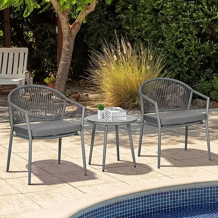 Outsunny Loungemöbel-Set mit Tisch - 3 -tlg., Stahl, PE-Rattan, 100% Polyester, Hartglas, Hellgrau - Graues Outdoor-Rattan-Loungeset mit zwei Stühlen, Kissen und einem Tisch am Pool.