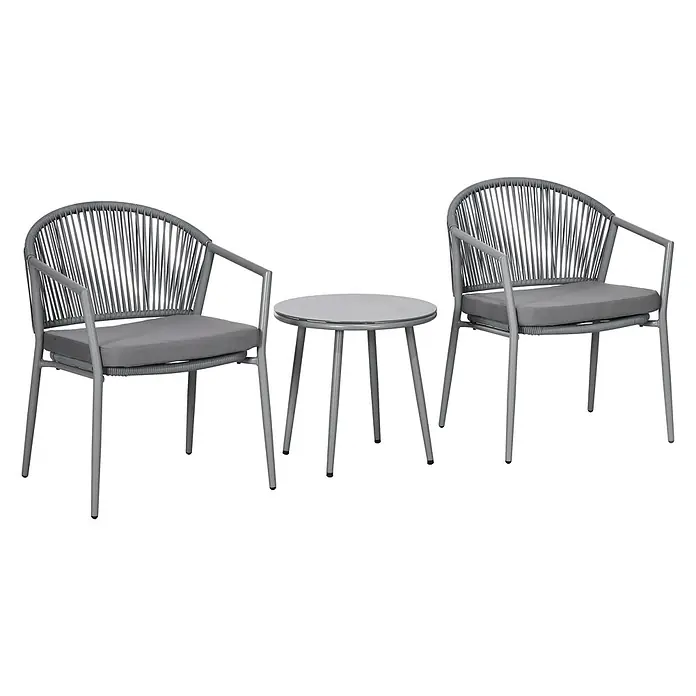 Outsunny Loungemöbel-Set mit Tisch - 3 -tlg., Stahl, PE-Rattan, 100% Polyester, Hartglas, Hellgrau - Graues Metall-Bistro-Set mit zwei Stühlen mit grauen Seillehnen und Kissen, und einem runden Tisch mit grauer Glasplatte.
