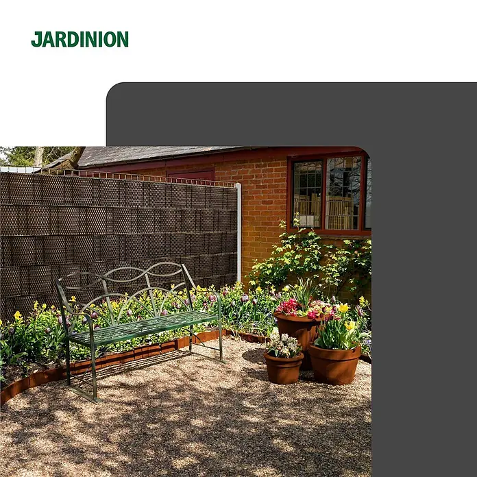 Jardinion Sichtschutzelement 10x Sichtschutzstreifen 250cm x 19cm x 2,4mm Anthrazit - B x H: 24 x 19 cm, Kunststoff, Anthracite - Dunkelbrauner, gewebter Sichtschutz an einem Gartenzaun, mit grüner Bank und Blumen im Vordergrund.