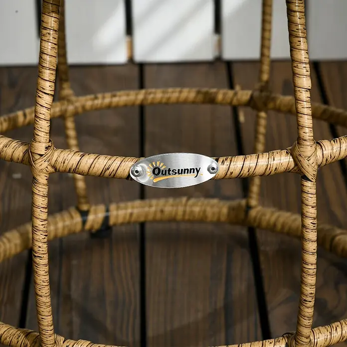 Outsunny Loungemöbel-Set mit Tisch - 3 -tlg., Stahl, Polyester, PE Rattan, Boho Design, Sand, Dunkelgrau - Nahaufnahme eines hellbraunen, synthetischen Rattan-Möbelrahmens mit ovalem Metall-Outsunny-Markenetikett.
