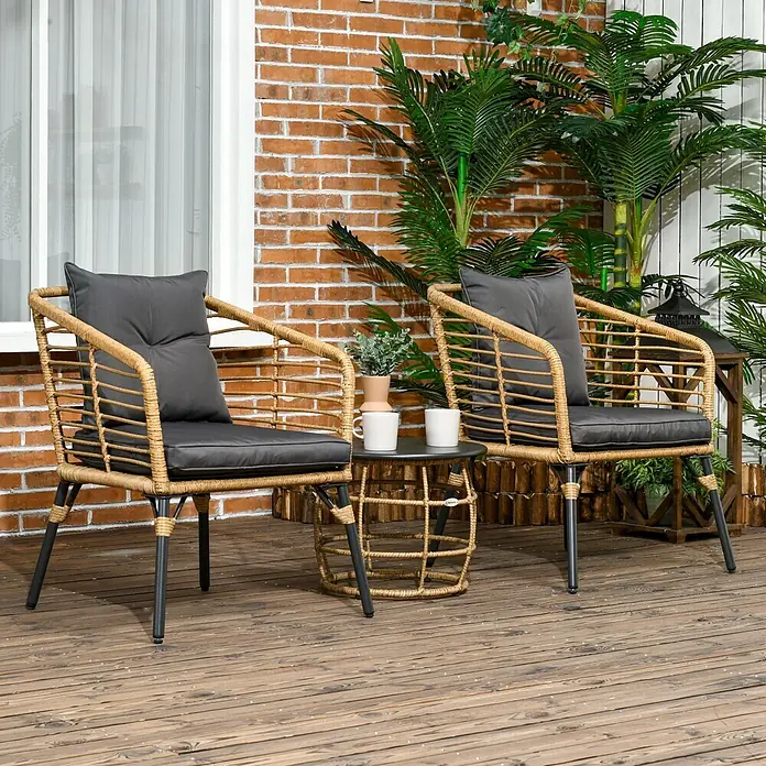 Outsunny Loungemöbel-Set mit Tisch - 3 -tlg., Stahl, Polyester, PE Rattan, Boho Design, Sand, Dunkelgrau - Zwei geflochtene Rattan-Gartenstühle mit dunkelgrauen Kissen und ein passender runder Beistelltisch auf einer Holzterrasse, die einen gemütlichen Sitzbereich bilden.