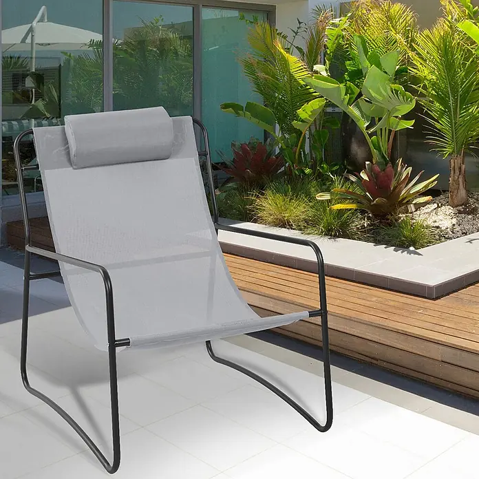 SVITA Gartenstuhl-Set SVEIO - 2 Stk., 50 % Polyester, 50 % Stahl, Hellgrau, B x T x H: 65 x 80 x 81 cm - Grauer Outdoor-Liegestuhl mit schwarzem Metallrahmen und Kopfstütze auf einer Terrasse zum Entspannen.