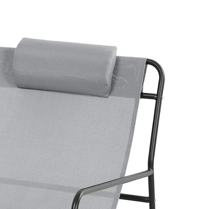 SVITA Gartenstuhl-Set SVEIO - 2 Stk., 50 % Polyester, 50 % Stahl, Hellgrau, B x T x H: 65 x 80 x 81 cm - Nahaufnahme eines grauen Mesh-Outdoorstuhls mit passendem grauen Kopfkissen und dunklem Metallrahmen.