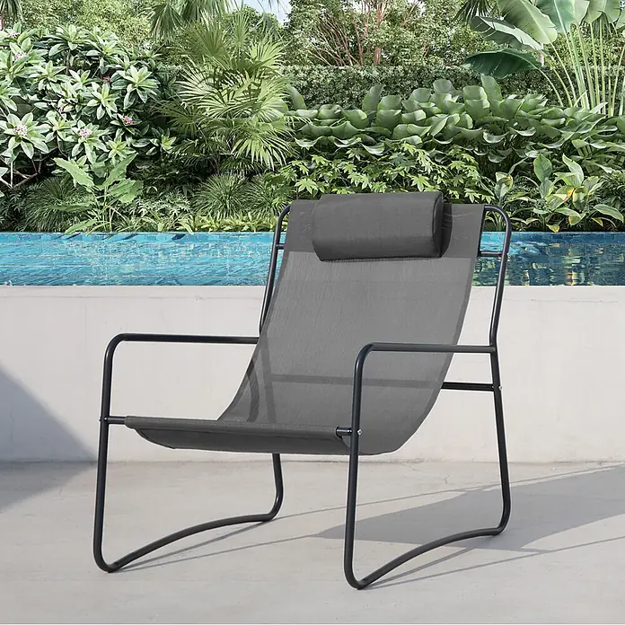 SVITA Gartenstuhl-Set SVEIO - 2 Stk., 50 % Polyester, 50 % Stahl, Dunkelgrau, B x T x H: 65 x 80 x 81 cm - Dunkelgrauer Outdoor-Loungesessel mit Kopfstütze auf einer Terrasse an einem Pool mit Pflanzen.