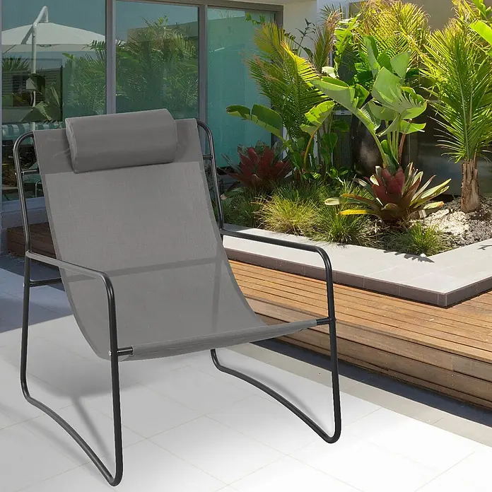 SVITA Gartenstuhl-Set SVEIO - 2 Stk., 50 % Polyester, 50 % Stahl, Dunkelgrau, B x T x H: 65 x 80 x 81 cm - Grauer Outdoor-Liegestuhl mit schwarzem Metallgestell und Kopfkissen, auf einer Terrasse mit üppigem Grün.