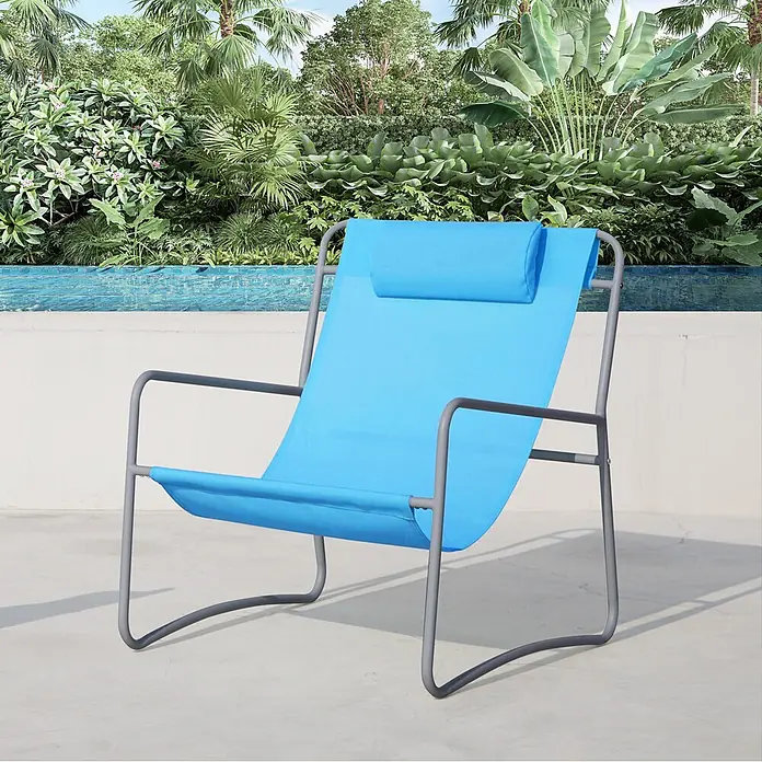 SVITA Gartenstuhl-Set SVEIO - 2 Stk., 50 % Polyester, 50 % Stahl, Blau, B x T x H: 65 x 80 x 81 cm - Blauer Outdoor-Liegestuhl mit grauem Gestell und Kopfstütze, am Pool in einem tropischen Garten.