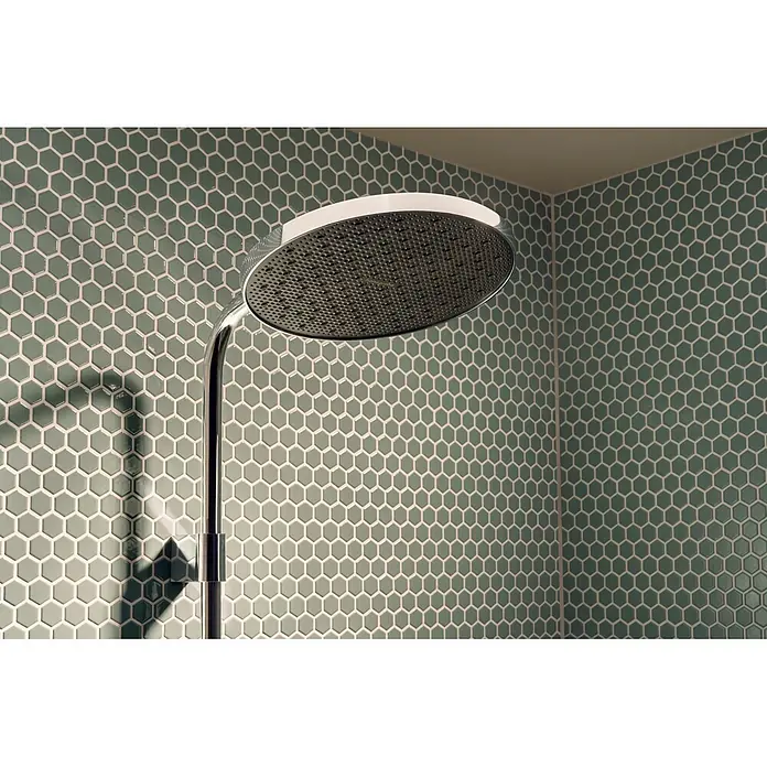 Hansgrohe Sistema de ducha Activera - Con grifo monomando, Número de tipos de chorro: 2 ud., Cromo - Un elegante cabezal de ducha hansgrohe cromado con placa de rociado oscura en una ducha alicatada.