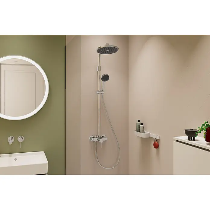 Hansgrohe Sistema de ducha Activera - Con grifo monomando, Número de tipos de chorro: 2 ud., Cromo - Sistema de ducha Hansgrohe cromado con ducha fija y de mano en baño moderno. Una cesta blanca contiene artículos de tocador.