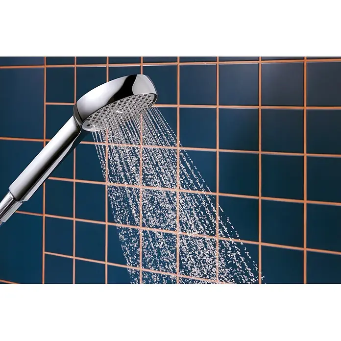Hansgrohe Set de ducha Activera - Número de tipos de chorro: 2 ud., Cromo - Cabezal de ducha cromado moderno rociando chorros de agua clara contra una pared de azulejos azules.