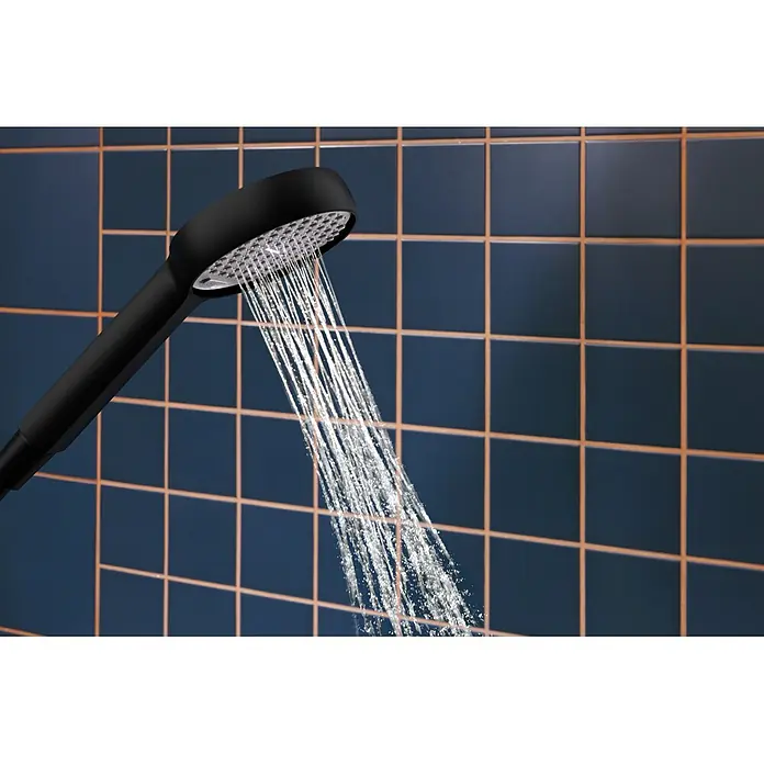 Hansgrohe Teleducha Activera Select S - Número de funciones: 2 ud., Diámetro: 9,5 cm, Negro - Cabezal de ducha negro rociando agua frente a una pared de baño de azulejos azul oscuro.