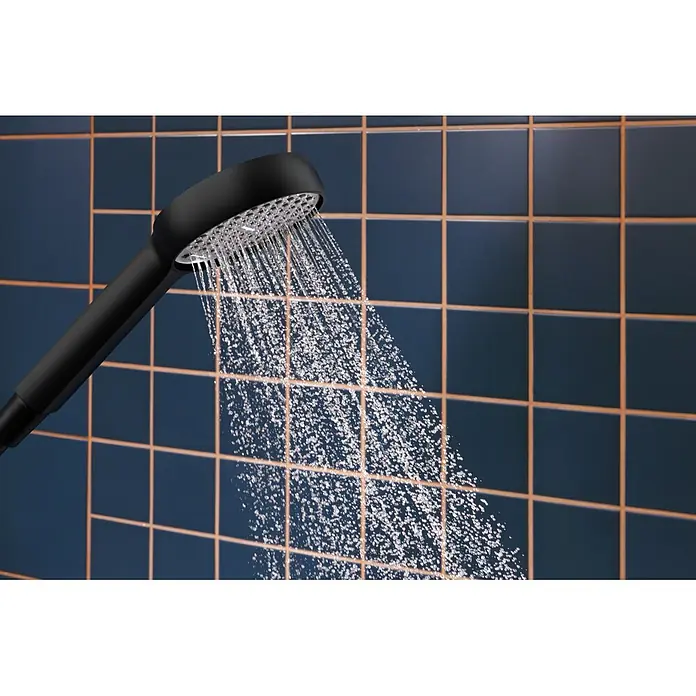 Hansgrohe Teleducha Activera Select S - Número de funciones: 2 ud., Diámetro: 9,5 cm, Negro - Alcachofa de ducha negra rociando agua sobre una pared de azulejos azul oscuro.