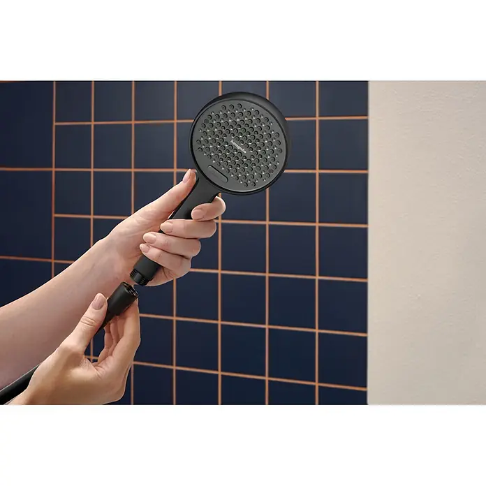 Hansgrohe Teleducha Activera Select S - Número de funciones: 2 ud., Diámetro: 9,5 cm, Negro - Manos conectan una alcachofa de ducha negra mate a una manguera a juego.