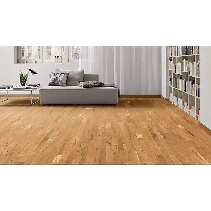 Living by Haro Parkett - Amerikanischer Kirschbaum, Schiffsboden, 2.200 x 180 x 13,5 mm - Heller Naturholzfußboden mit variierenden Dielenmustern in einem modernen Wohnzimmer.