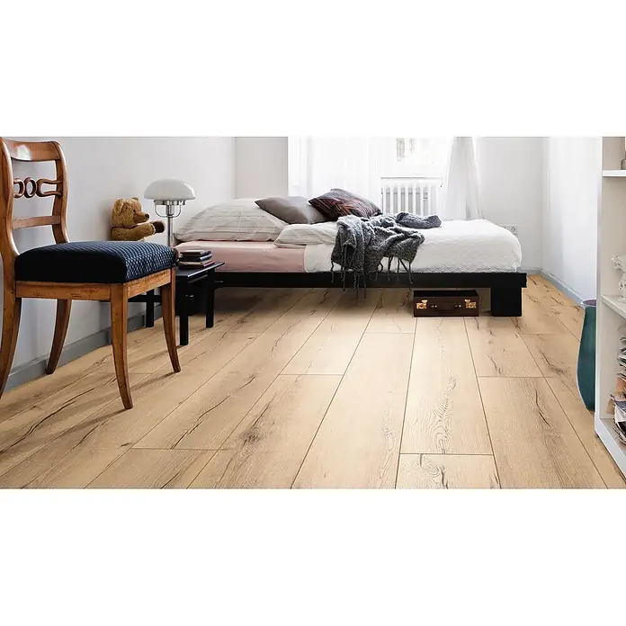 Living by Haro Laminat Gran Via - Eiche Italica Creme, Landhausdiele, 2.200 x 243 x 8 mm - Helles Laminatboden in Holzoptik mit natürlicher Maserung und dunklen Rissen in einem Schlafzimmer.