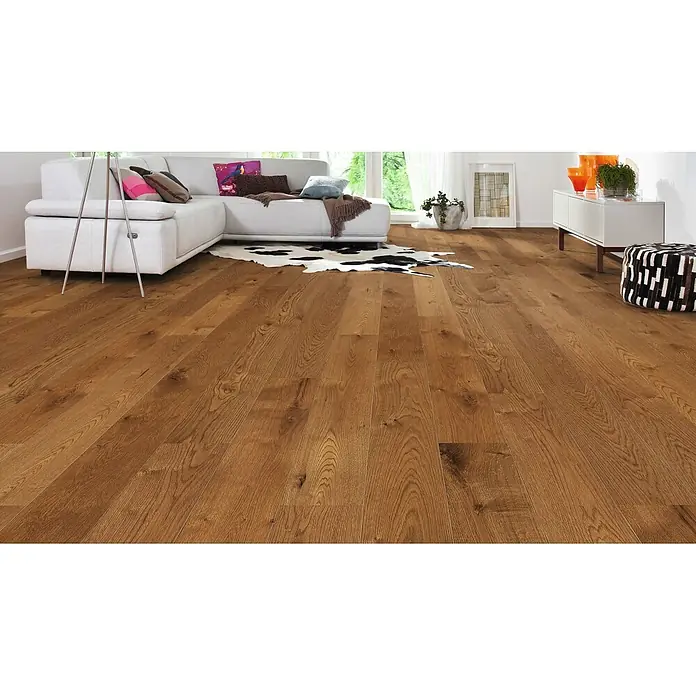 Living by Haro Parkett - Eiche Mokkabraun, Landhausdiele, 1.085 x 173 x 12 mm - Mittelbrauner Holzfußboden, in Dielen verlegt, in einem geräumigen Wohnzimmer.