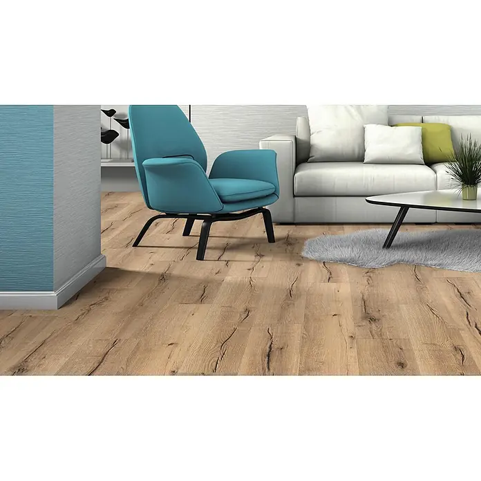 Living by Haro Laminat NKL32 - Eiche Sahara, Landhausdiele, 1.282 x 193 x 7 mm - Hellbrauner Dielenboden mit natürlicher Maserung, verlegt in einem modernen Wohnzimmer.