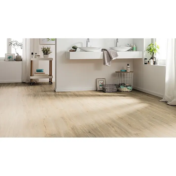 Living by Haro Hydrostar Designboden - Eiche Como, Landhausdiele, 1.282 x 235 x 6,5 mm - Heller Bodenbelag in Holzoptik mit sichtbaren Maserungen bedeckt einen modernen Badezimmerboden.