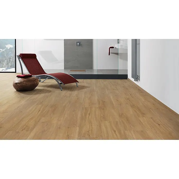 Living by Haro Hydrostar Designboden - Eiche Trient Natur, Landhausdiele, 1.282 x 235 x 6,5 mm - Heller Holzboden in einem modernen Spa-Badezimmer mit Liegestuhl.