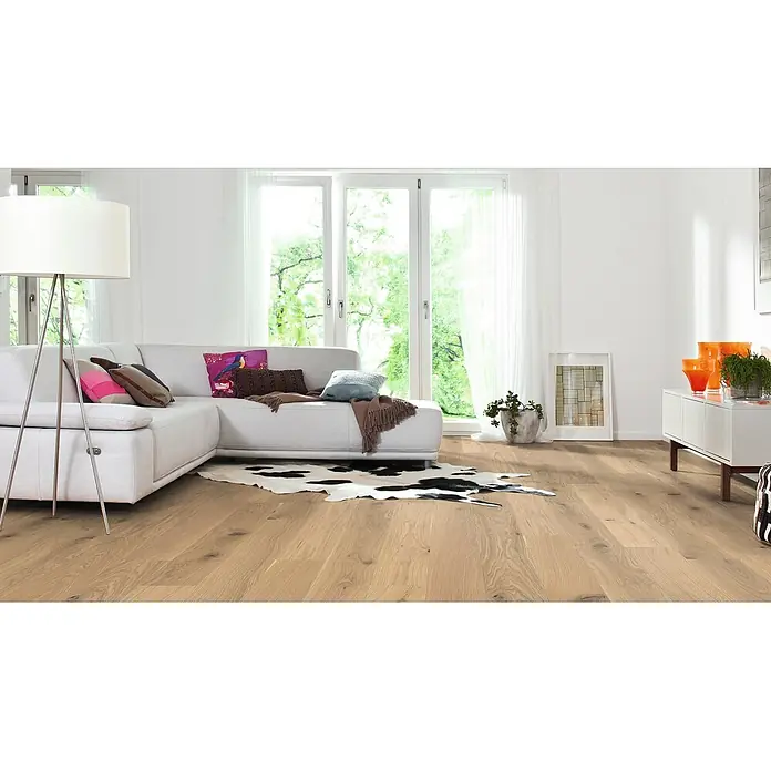 Living by Haro Parkett - Eiche Weiß strukturiert, Landhausdiele, 1.085 x 180 x 12 mm - Heller Holzboden mit sichtbarer Maserung in einem hellen, modernen Wohnzimmer.