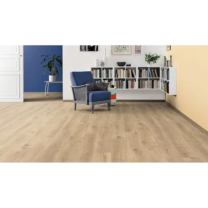 Living by Haro Laminat Tritty 90 - Eiche Melina, Landhausdiele, 1.282 x 193 x 7 mm - Heller Eichenlaminatboden in einem Wohnzimmer, der sein natürliches Holzbild hervorhebt.
