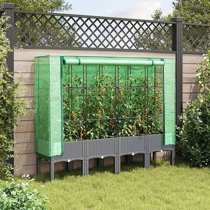 Furnicato Hochbeet Inklusive Gewächshaus-Aufsatz - 160 x 40 x 110 cm, Kunststoff, Hellgrau - Graue Hochbeete in Rattanoptik mit grünem Netz-Gewächshaus, bepflanzt, im Garten an einem Zaun.
