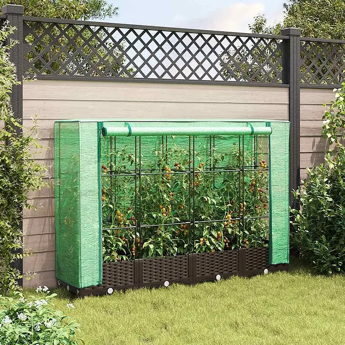 Furnicato Hochbeet Inklusive Gewächshaus-Aufsatz - 160 x 40 x 110 cm, Kunststoff, Braun - Grünes Netz-Mini-Gewächshaus mit braunen Rattan-Pflanzgefäßen vor einem Gartenzaun, gefüllt mit wachsenden Tomatenpflanzen.