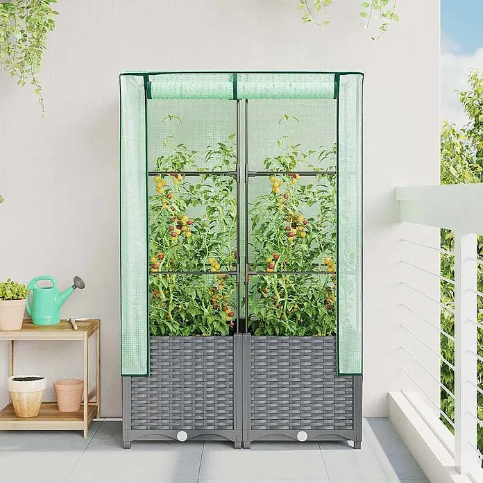 Furnicato Hochbeet Inklusive Gewächshaus-Aufsatz - 80 x 40 x 138 cm, Kunststoff, Hellgrau - Balkongewächshaus mit grüner transluzenter Abdeckung und grauen Hochbeeten im Flecht-Look, gefüllt mit Tomatenpflanzen.