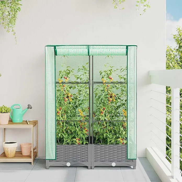 Furnicato Hochbeet Inklusive Gewächshaus-Aufsatz - 80 x 40 x 123 cm, Kunststoff, Hellgrau - Grünes Mesh-Mini-Gewächshaus mit grauem Sockel, gefüllt mit Tomatenpflanzen auf einem Balkon.