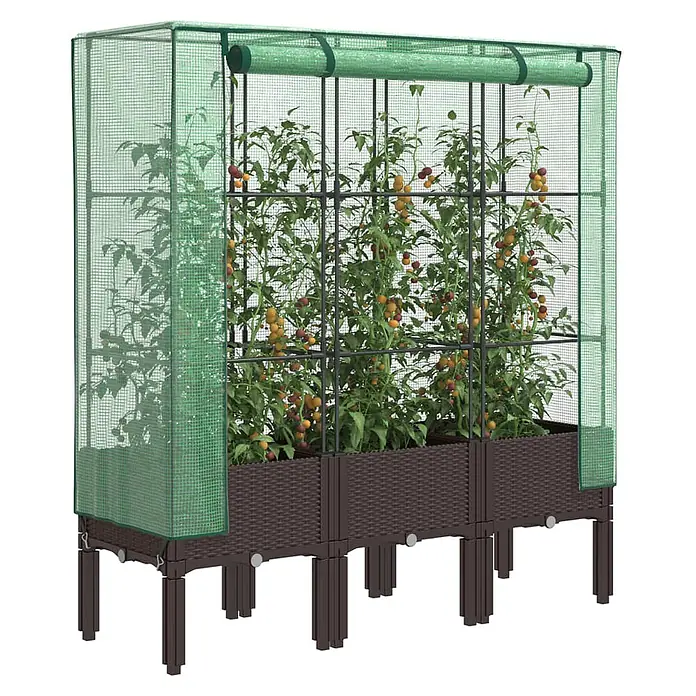 Furnicato Hochbeet Inklusive Gewächshaus-Aufsatz - 120 x 40 x 110 cm, Kunststoff, Braun - Braunes geflochtenes Hochbeet mit grünem Netz-Gewächshausabdeckung, gefüllt mit Tomatenpflanzen.