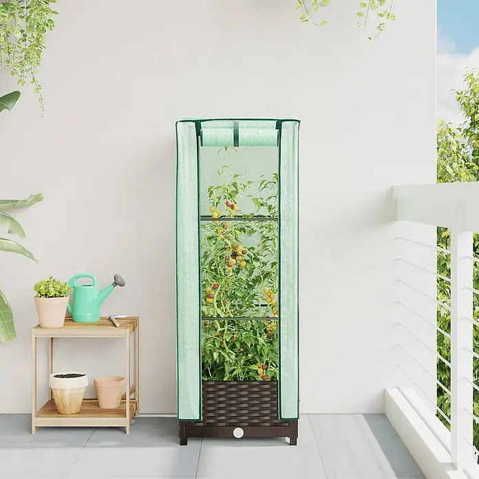 Furnicato Hochbeet Inklusive Gewächshaus-Aufsatz - 40 x 40 x 110 cm, Kunststoff, Braun - Hohes, schmales, mobiles Gewächshaus mit hellgrünem Bezug und dunkelbraunem Sockel, auf einem Balkon mit Tomatenpflanzen.