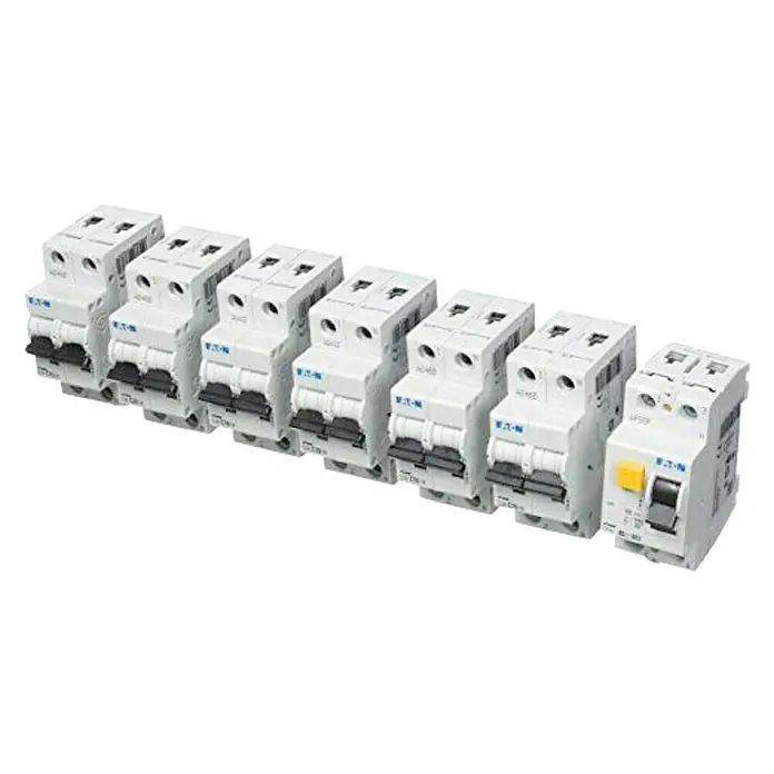 Eaton Magnetotérmico automático Kit Basic - 40 A, Corriente de falla de diseño: 30 mA, 2 ud. - Una fila de interruptores automáticos Eaton dispuestos en fila con el último con una etiqueta amarilla en el interruptor.