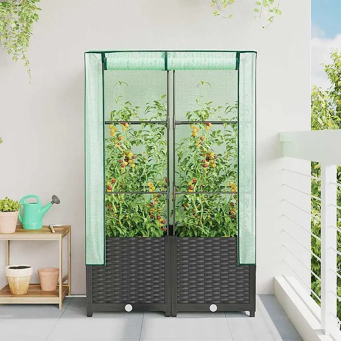 Furnicato Hochbeet Inklusive Gewächshaus-Aufsatz - 80 x 40 x 138 cm, Kunststoff, Schwarz - Zwei dunkelgraue Balkonpflanzkübel mit Flechtmuster und hellgrüner transparenter Gewächshausabdeckung, voller Tomatenpflanzen, auf einem Balkon.
