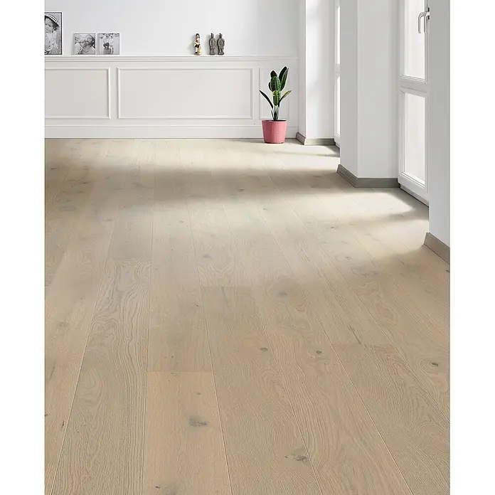 Living by Haro Parkett - Eiche Grey strukturiert Naturöl, Landhausdiele, 2.200 x 180 x 12 mm - Heller Holzboden mit Maserung und Ästen in einem hellen Raum.